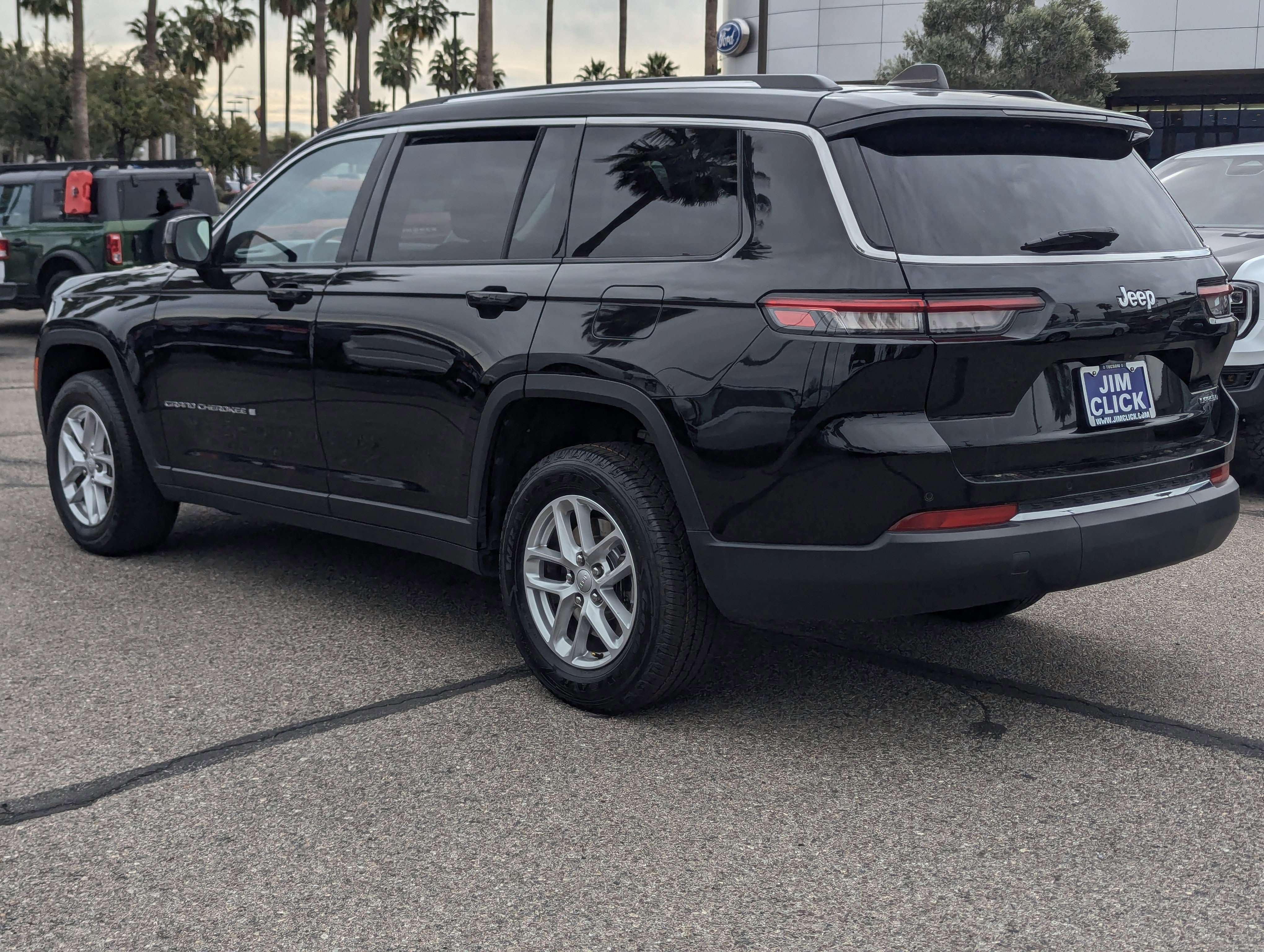 Used 2023 Jeep Grand Cherokee L Laredo image 2