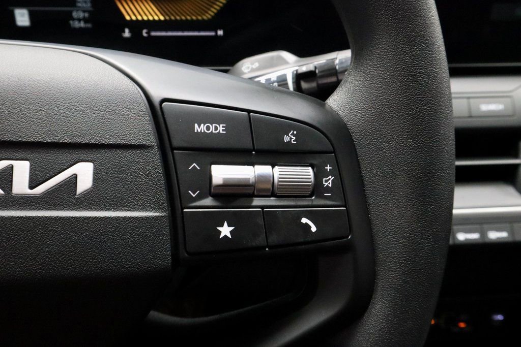 Used 2025 Kia K4 LXS image 28