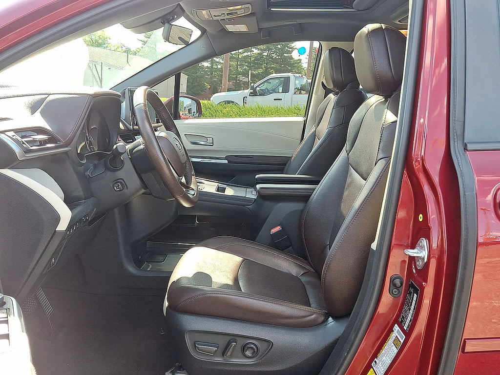 Used 2023 Toyota Sienna Platinum AWD/4WD image 17
