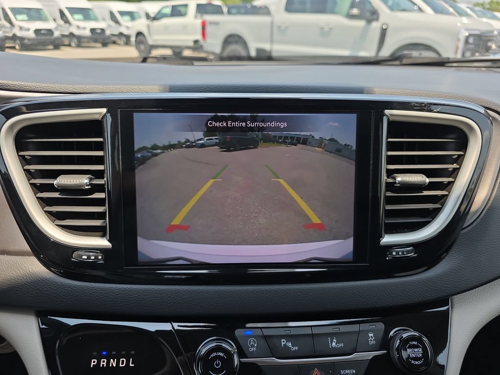 Used 2023 Chrysler Pacifica Touring-L FWD image 25
