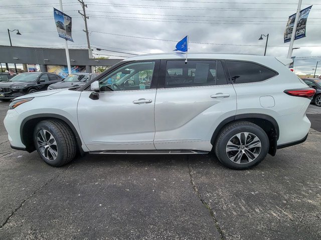 Used 2022 Toyota Highlander XLE image 2