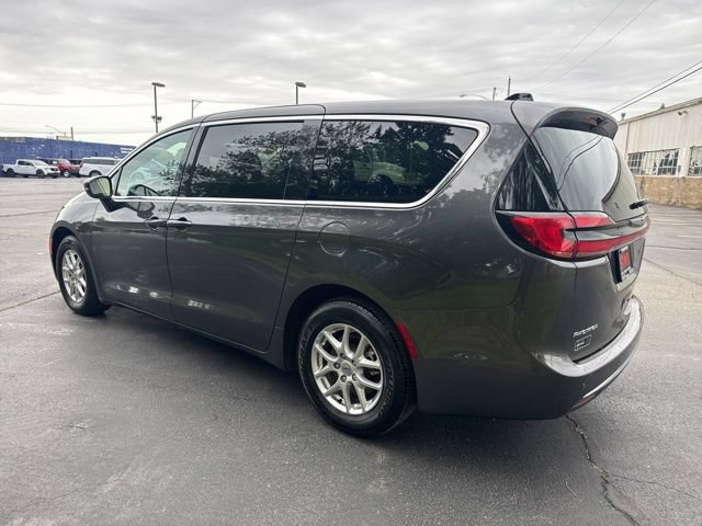 Used 2023 Chrysler Pacifica Touring-L FWD image 3