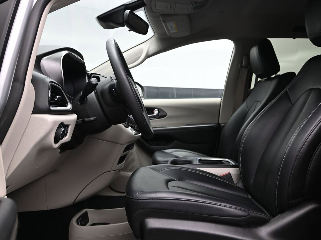 Used 2024 Chrysler Pacifica Touring-L image 17