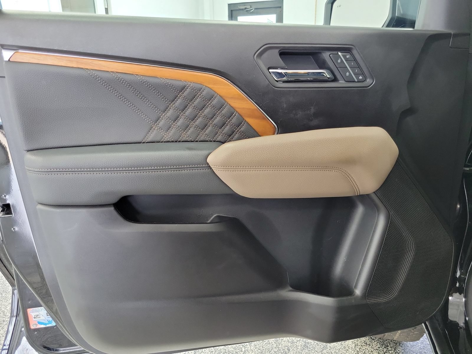 Used 2025 GMC Canyon Denali AWD/4WD image 6
