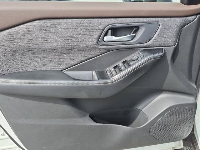Used 2023 Nissan Rogue SV AWD/4WD image 9