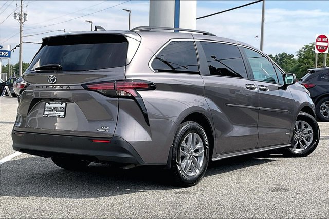 Used 2021 Toyota Sienna XLE FWD image 12