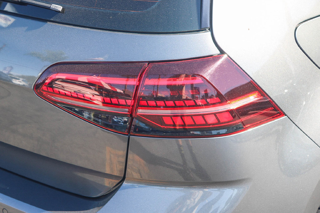 Used 2018 Volkswagen Golf R 4-Door AWD/4WD image 12