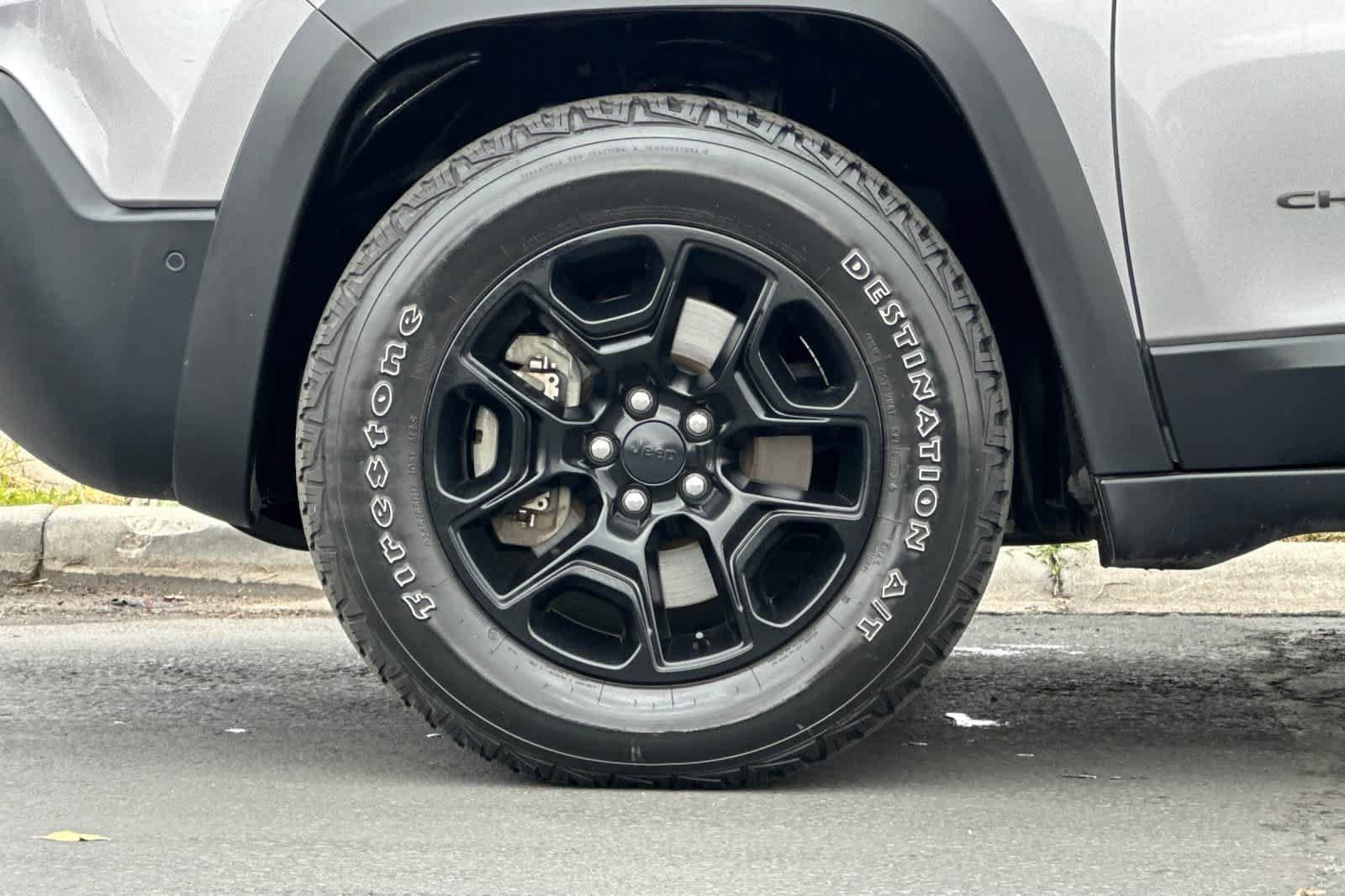Used 2019 Jeep Cherokee Trailhawk AWD/4WD image 26