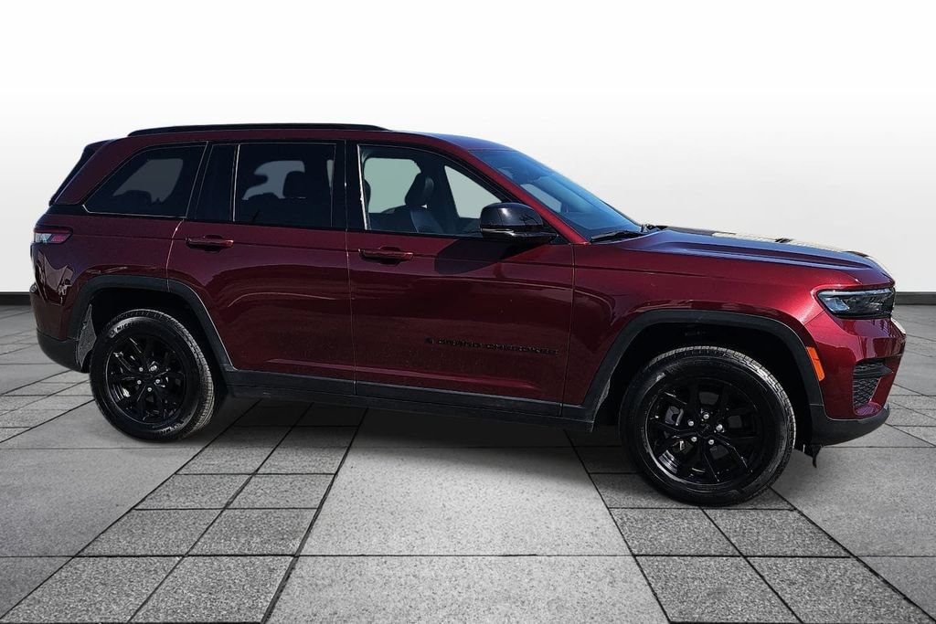 Used 2025 Jeep Grand Cherokee Altitude AWD/4WD image 4
