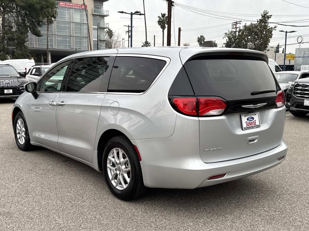 Used 2023 Chrysler Voyager LX image 3