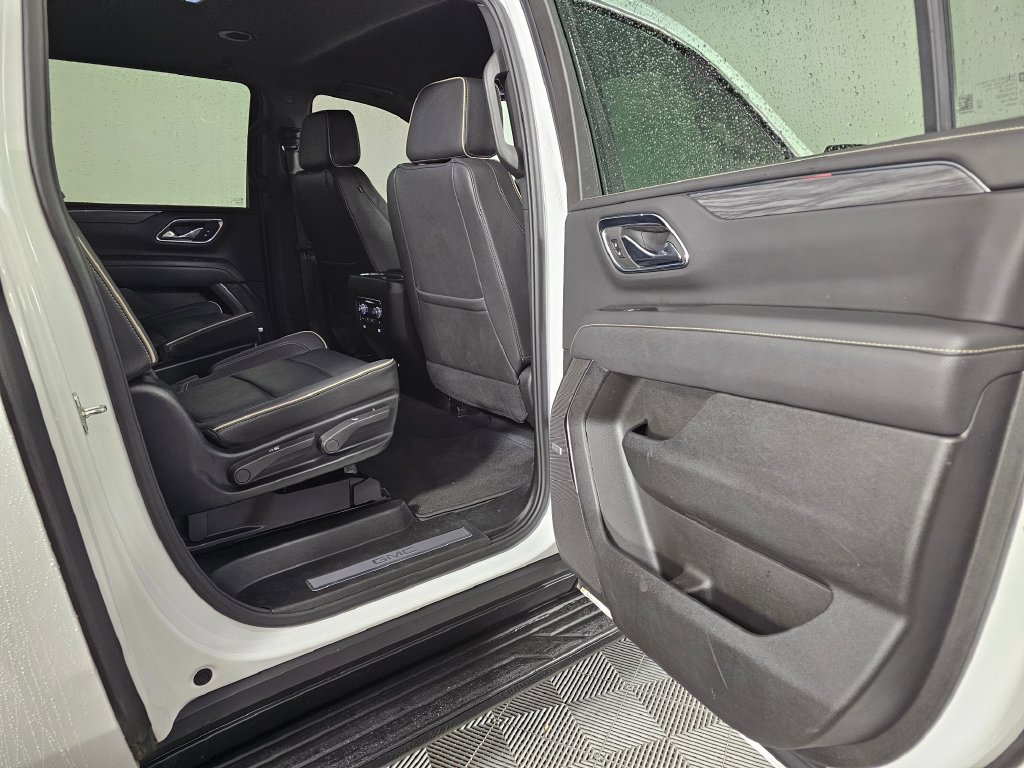 Used 2024 GMC Yukon XL SLT w/ SLT Luxury Package AWD/4WD image 13