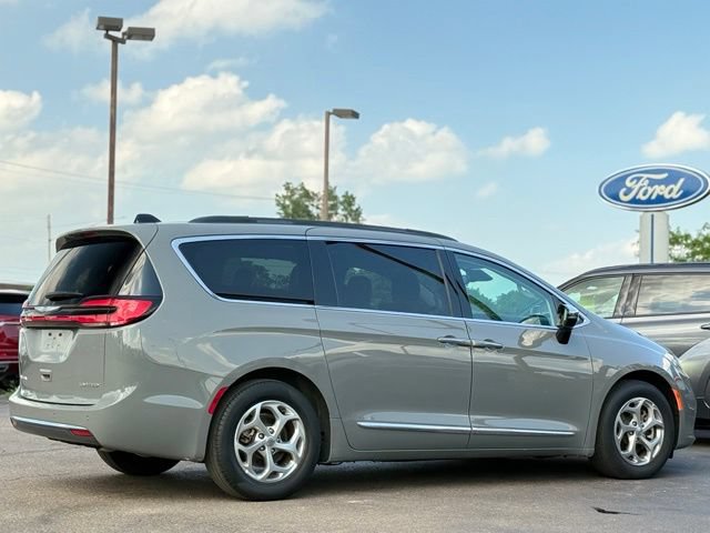 Used 2023 Chrysler Pacifica Limited FWD image 38
