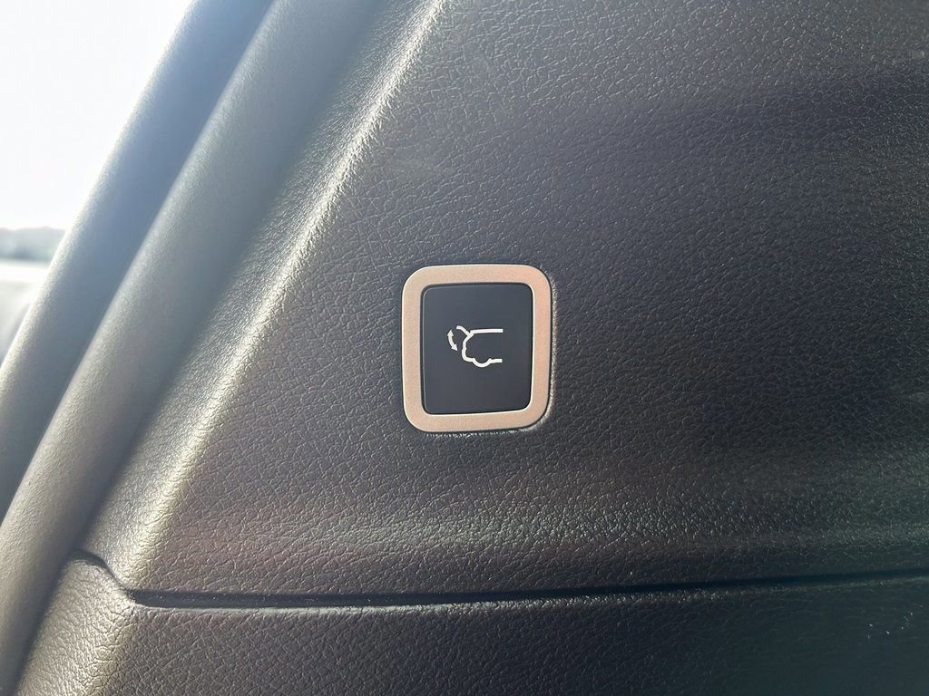 Used 2025 Chrysler Pacifica Select image 17