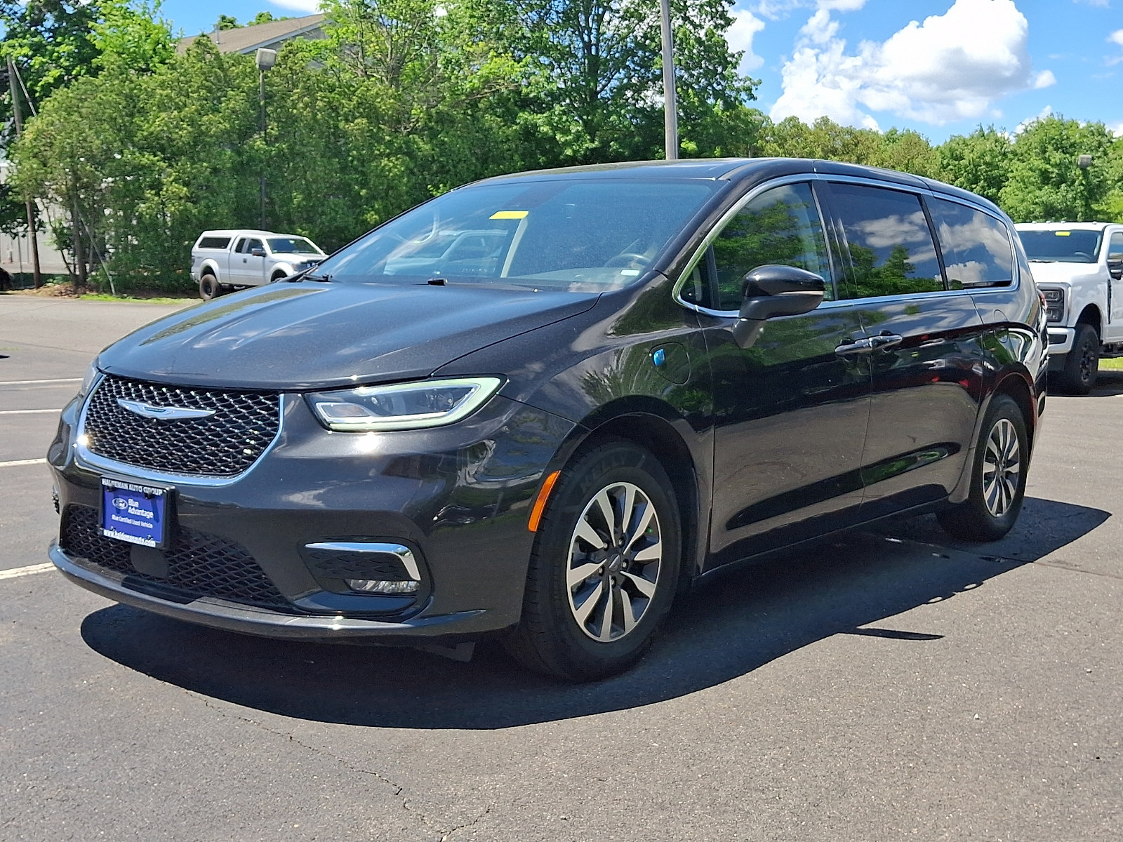 Used 2023 Chrysler Pacifica Touring-L FWD image 3