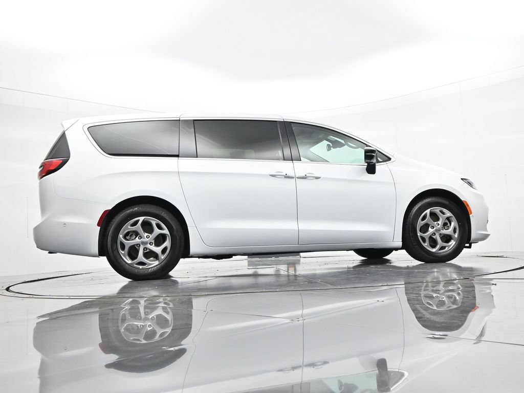 Used 2024 Chrysler Pacifica Limited FWD image 25