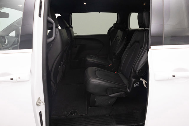 Used 2025 Chrysler Pacifica Select FWD image 24