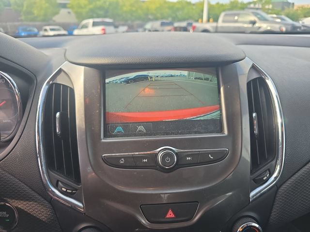 Used 2018 Chevrolet Cruze LT w/ Convenience Package FWD image 17