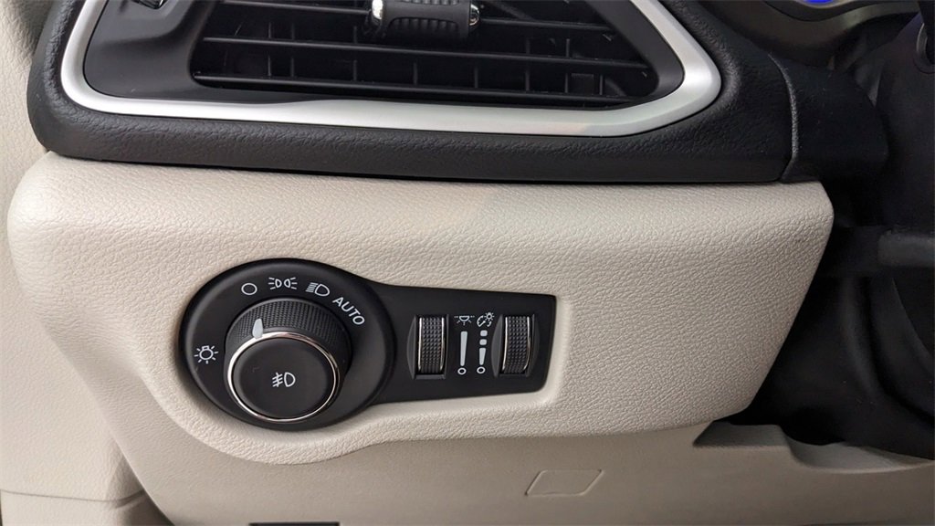 Used 2024 Chrysler Pacifica Touring-L image 21