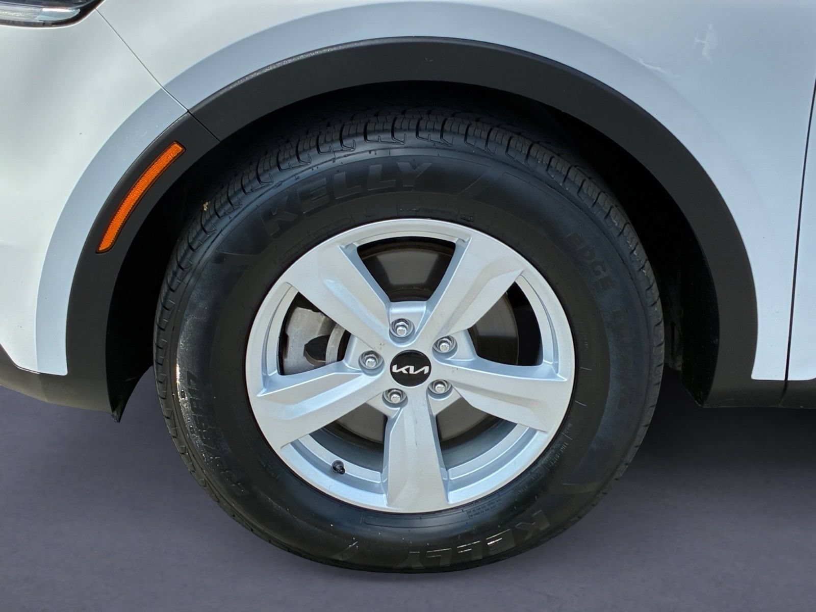 Used 2023 Kia Sorento LX FWD image 9