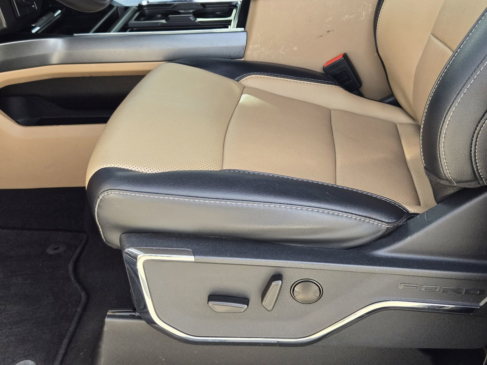 Certified 2023 Ford F350 Lariat w/ Chrome Package image 25