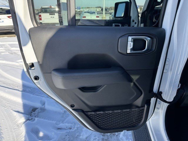 Used 2023 Jeep Wrangler Unlimited Sahara image 25