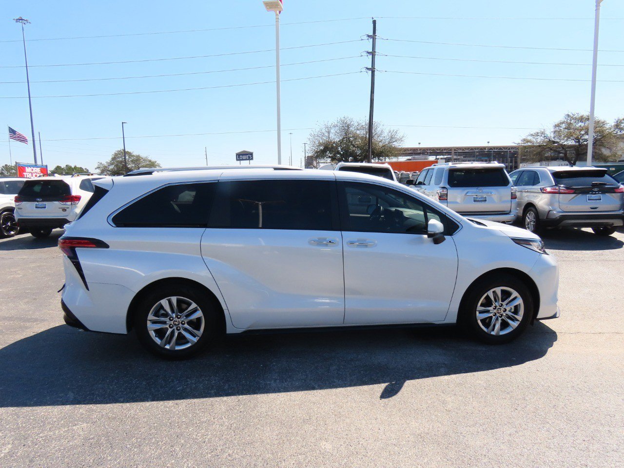 Used 2023 Toyota Sienna Limited image 10