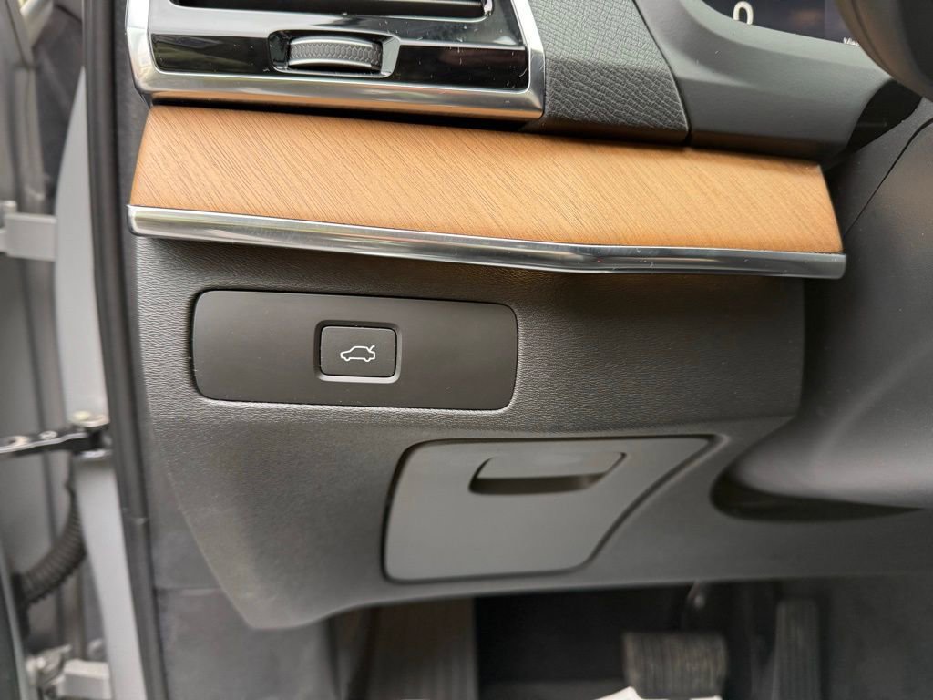 Used 2023 Volvo XC90 B6 Plus image 14