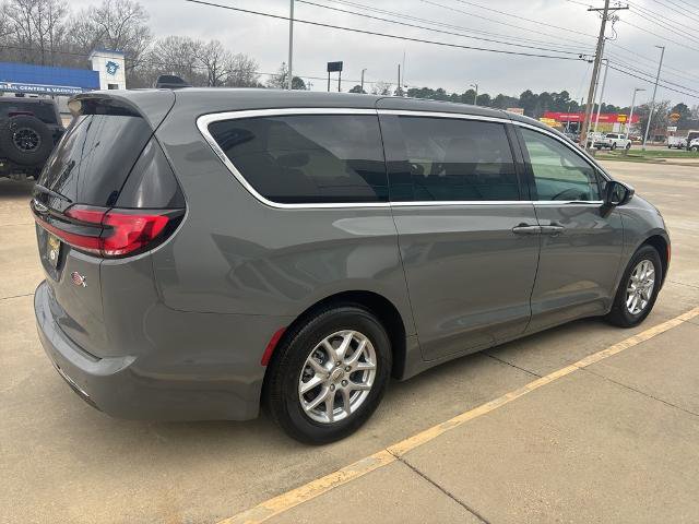 Used 2023 Chrysler Pacifica Touring-L image 5