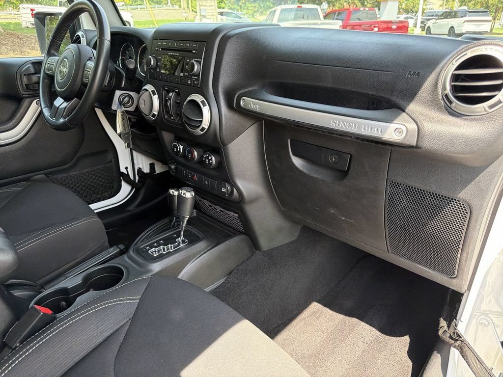 Used 2018 Jeep Wrangler Unlimited Sahara w/ Connectivity Group AWD/4WD image 23