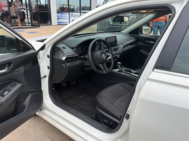 Used 2025 Nissan Altima 2.5 SV FWD image 3