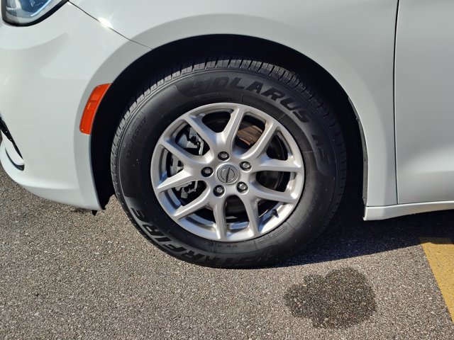Used 2023 Chrysler Pacifica Touring-L FWD image 9