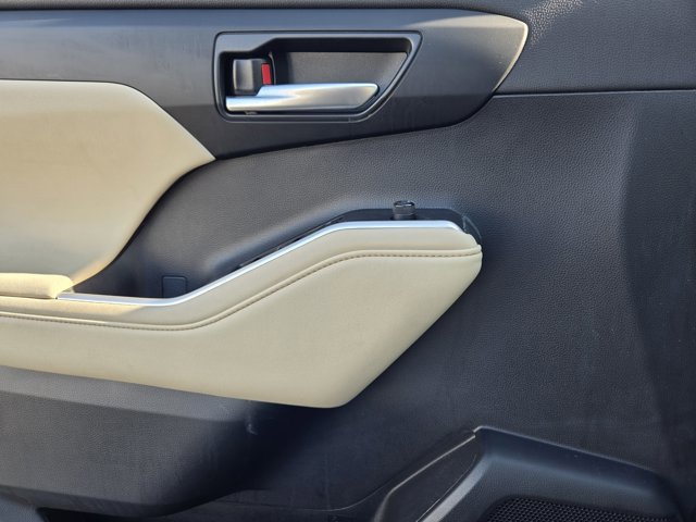 Used 2023 Toyota Highlander XLE image 19