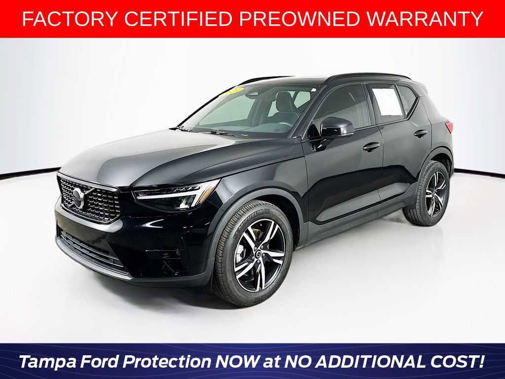 Used 2023 Volvo XC40 B5 Plus image 1