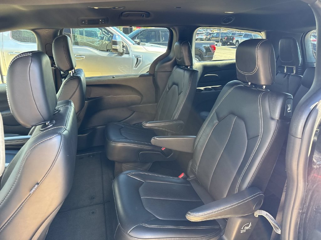 Used 2025 Chrysler Pacifica Select FWD image 17