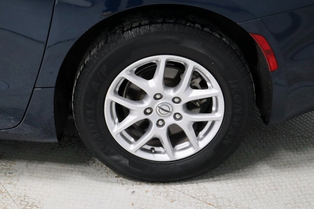 Used 2023 Chrysler Pacifica Touring-L image 16