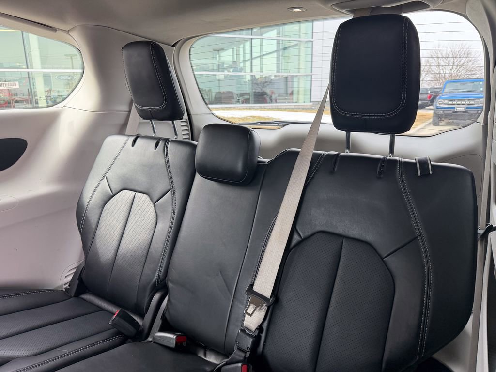 Used 2024 Chrysler Pacifica Touring-L image 15