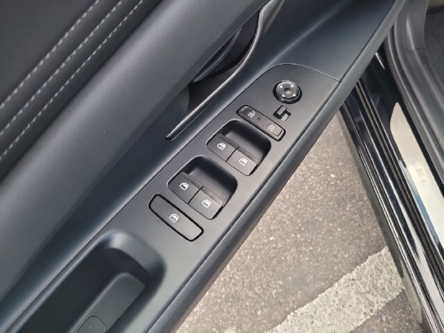 Used 2025 Hyundai Elantra Sport FWD image 11