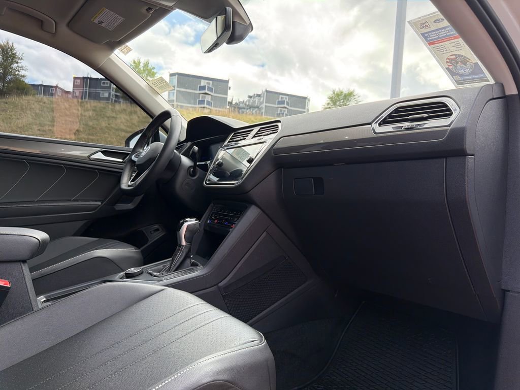 Used 2022 Volkswagen Tiguan SE AWD/4WD image 35