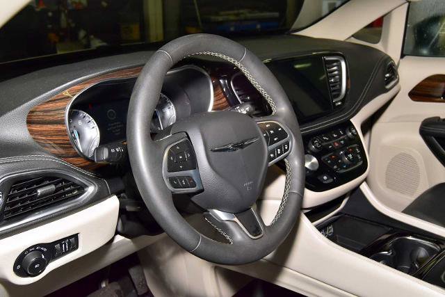 Used 2023 Chrysler Pacifica Limited image 14