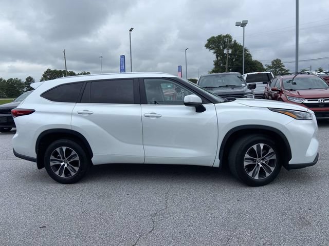 Used 2023 Toyota Highlander XLE AWD/4WD image 2