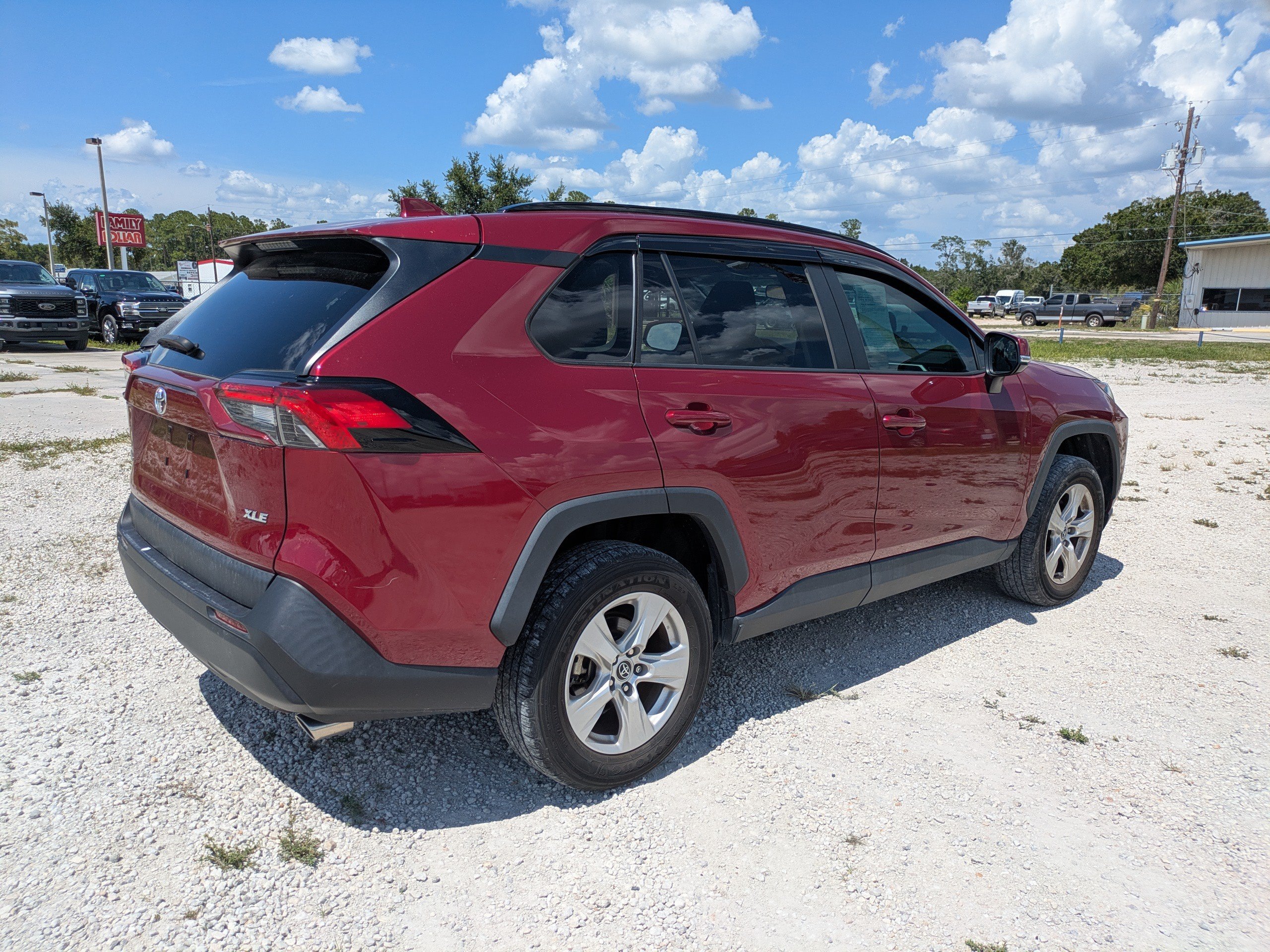 Used 2020 Toyota RAV4 XLE w/ Convenience Package FWD image 4