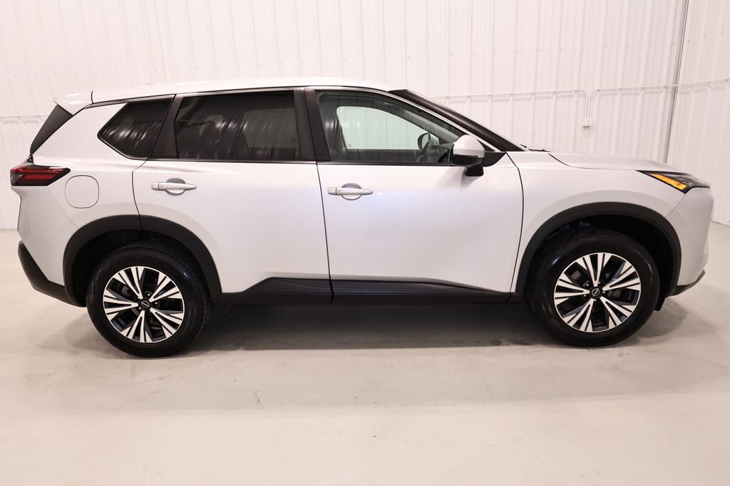 Used 2022 Nissan Rogue SV FWD image 2