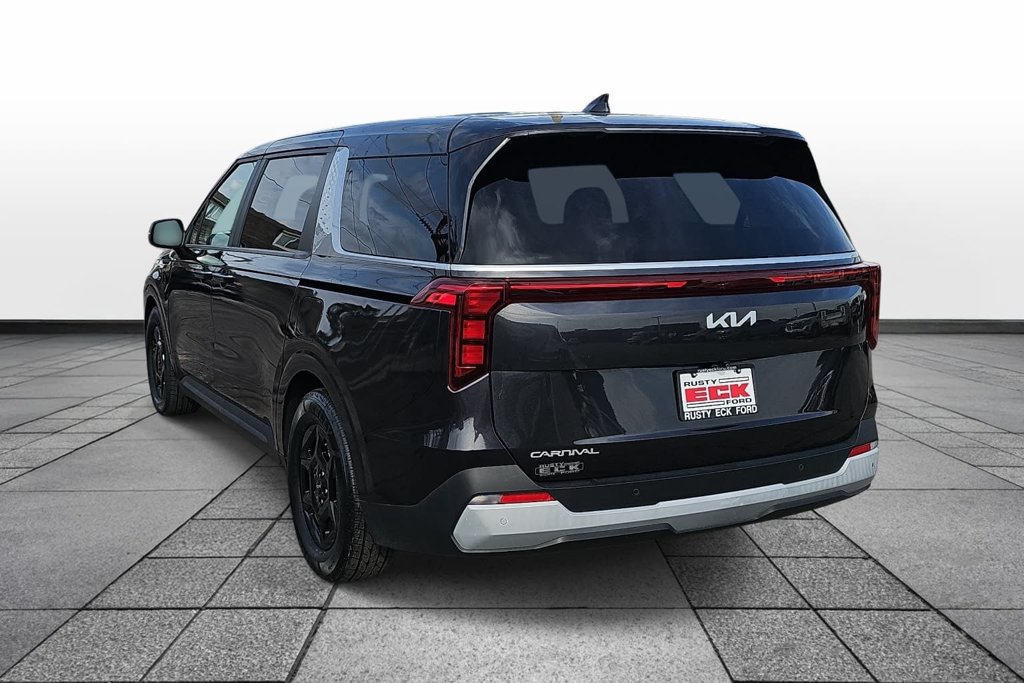 Used 2025 Kia Carnival FWD image 7