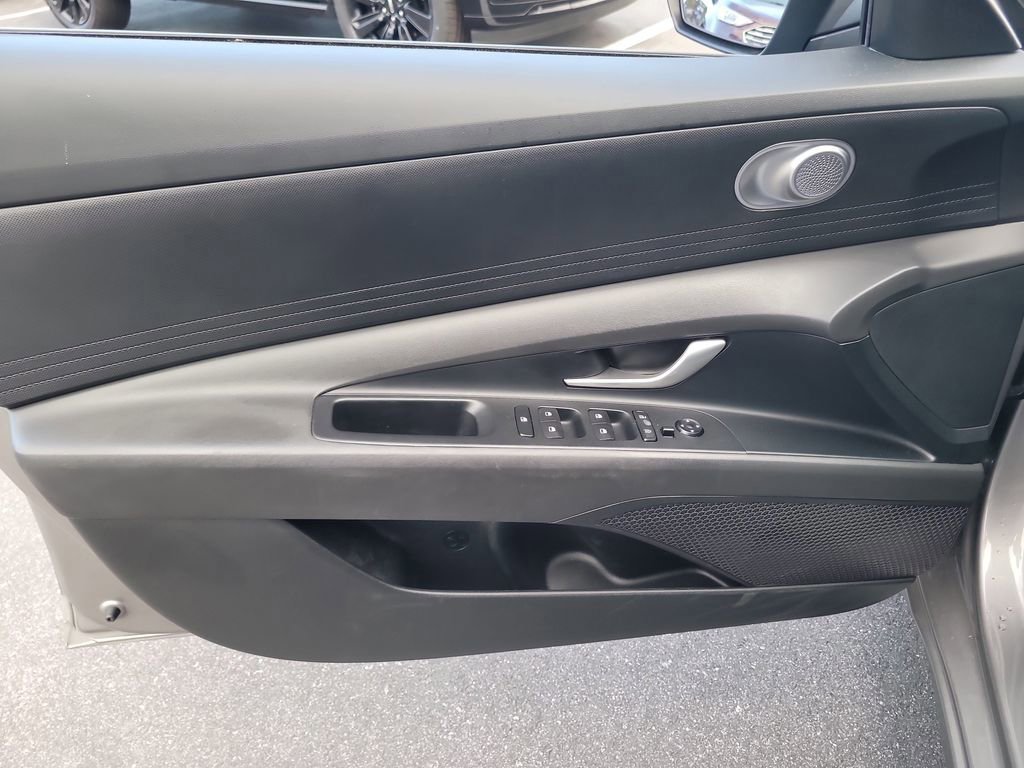 Used 2024 Hyundai Elantra Blue image 12