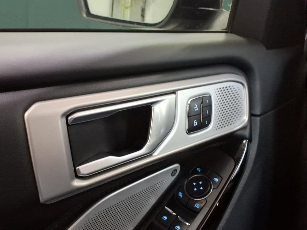 Certified 2023 Ford Explorer Platinum w/ Technology Package AWD/4WD image 14