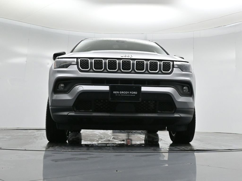 Used 2023 Jeep Compass Latitude image 30