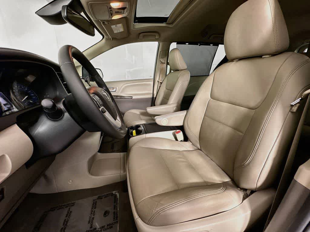 Used 2020 Toyota Sienna XLE w/ XLE Navigation Package FWD image 11