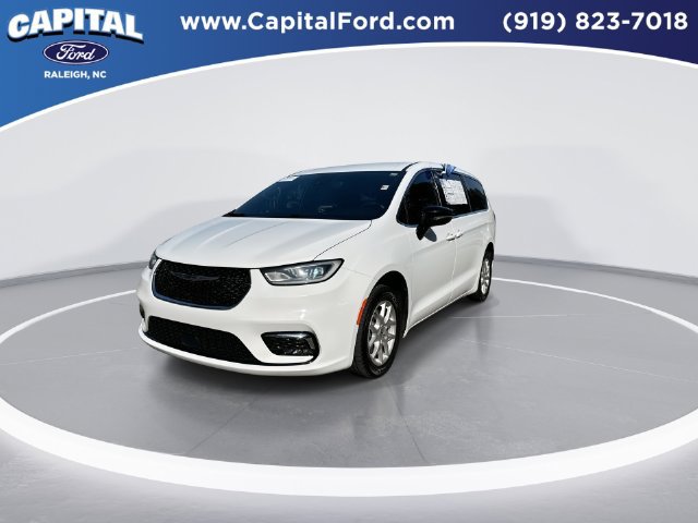 Used 2025 Chrysler Pacifica Select FWD image 4