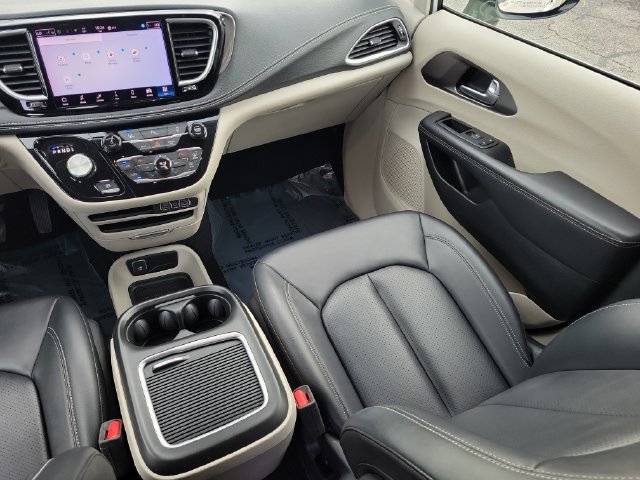 Used 2024 Chrysler Pacifica Limited FWD image 15