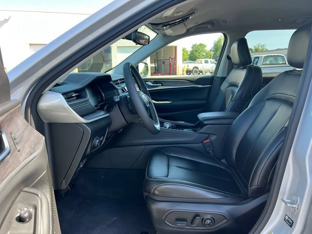 Used 2023 Jeep Grand Cherokee L Limited AWD/4WD image 4